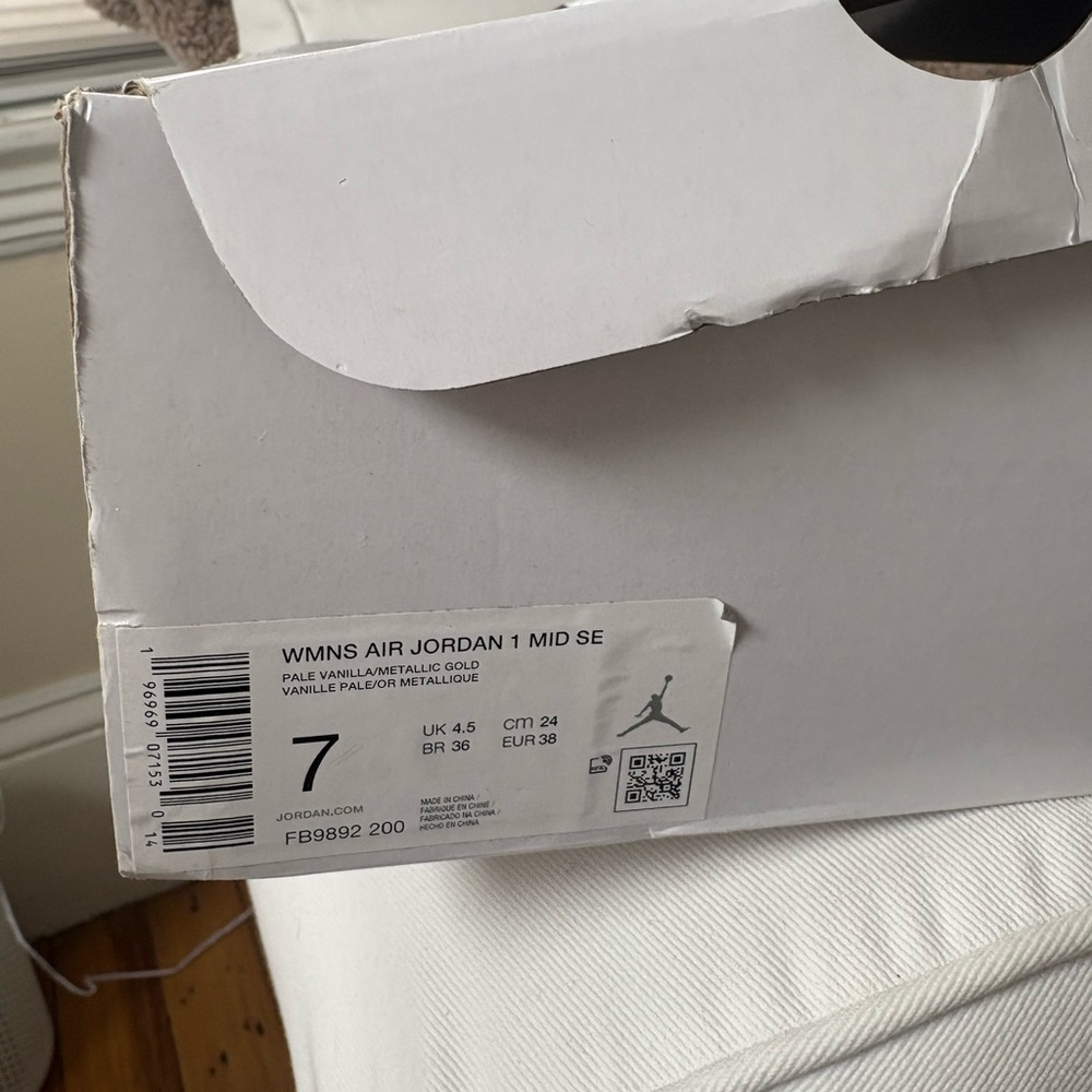 Jordan WMNS Air Jordan 1 Mid SE - Pale Vanilla & Metallic Gold - Picture 10 of 10